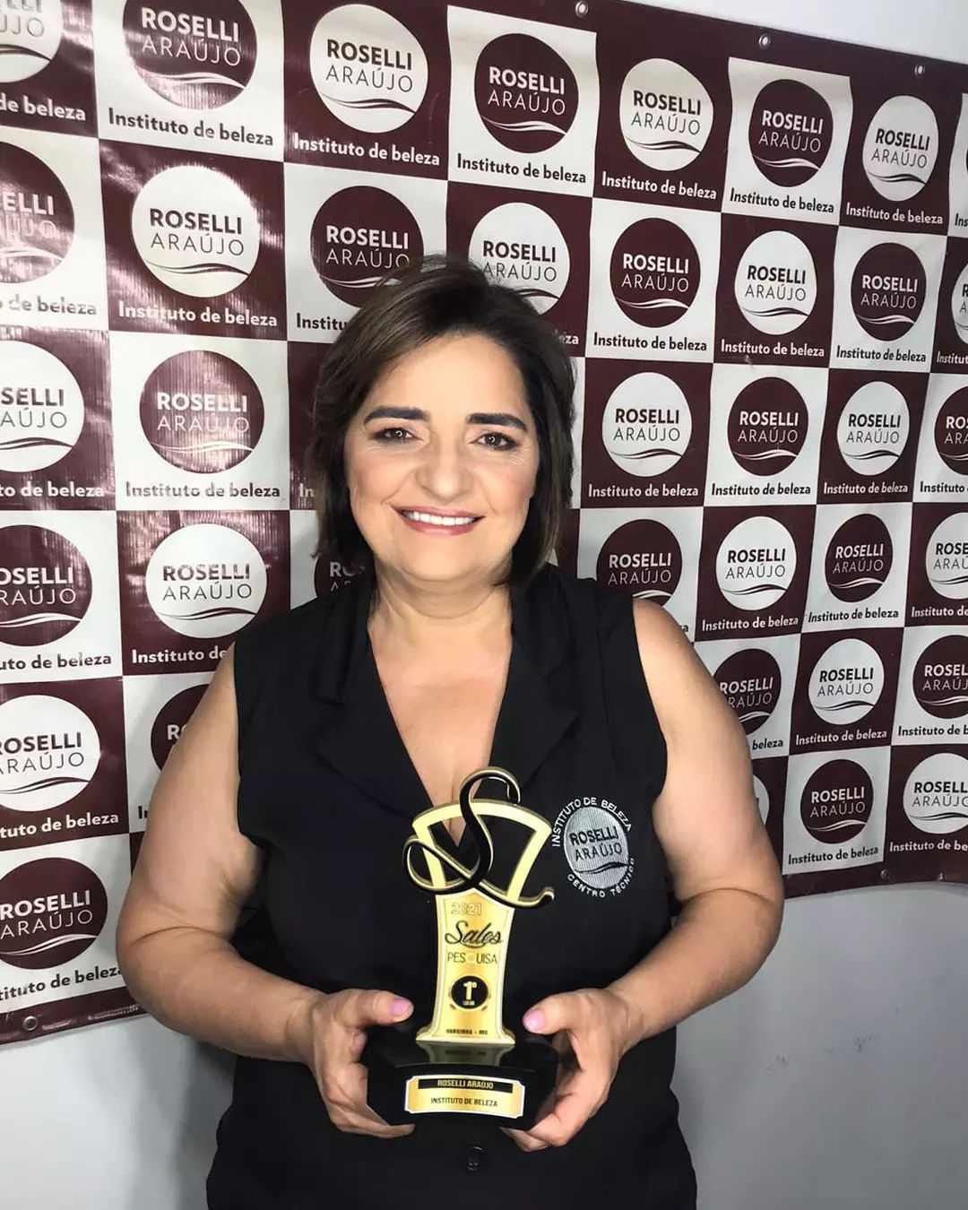 Roselli Araújo segurando o Prêmio Salles Pesquisa — 1º lugar instituto de beleza, Varginha 2021