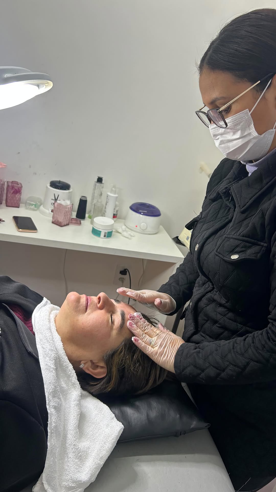 Mariam — esteticista atendendo cliente