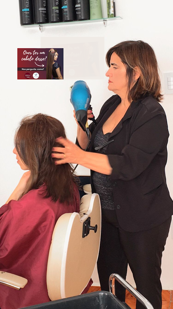 Roselli Araújo trabalhando — finalizando o cabelo de uma cliente